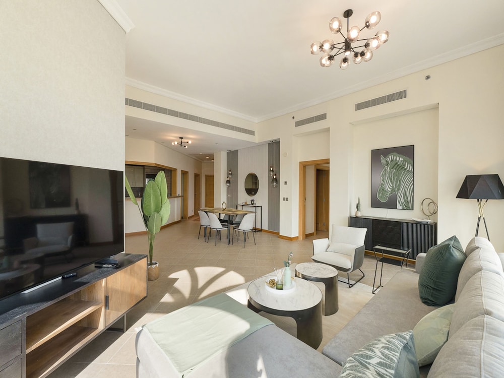 Short-stay at Al Haseer - 4 Beds Palm Holiday Apt