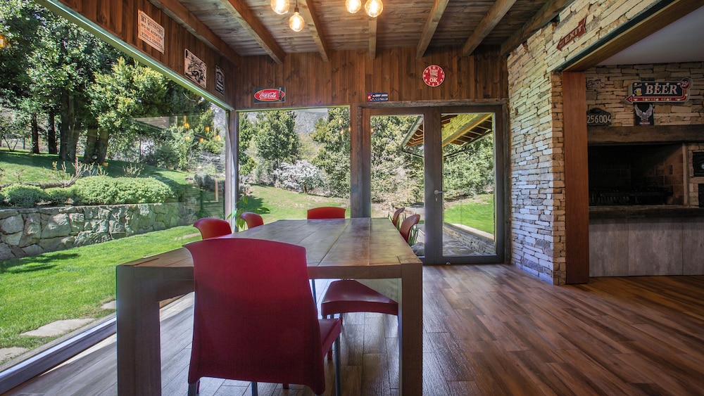 Stunning 4-Bedroom House Large Garden and Pool H61 by Apartments Bariloche