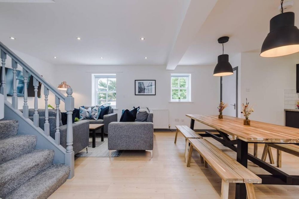 Host Apartments The Roscoe Coach House view 3