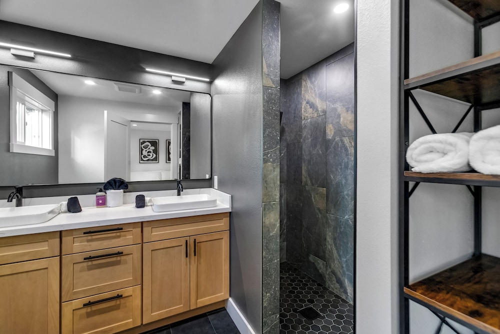 Sunny 3BR Retreat Near Everet Waterfront