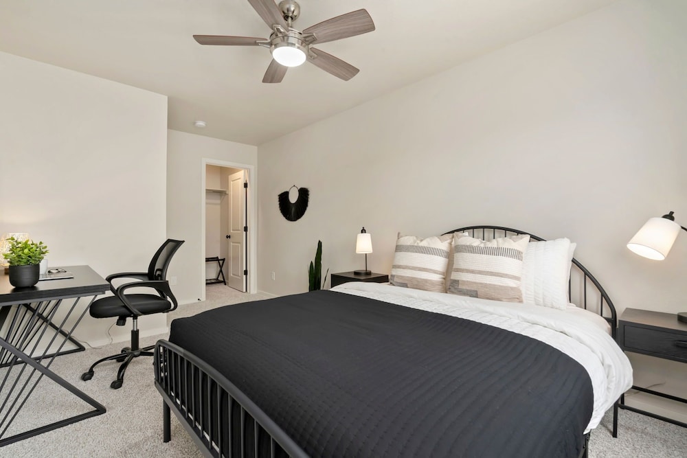Mosaic Modern - Dog Friendly, Pool + King Suite