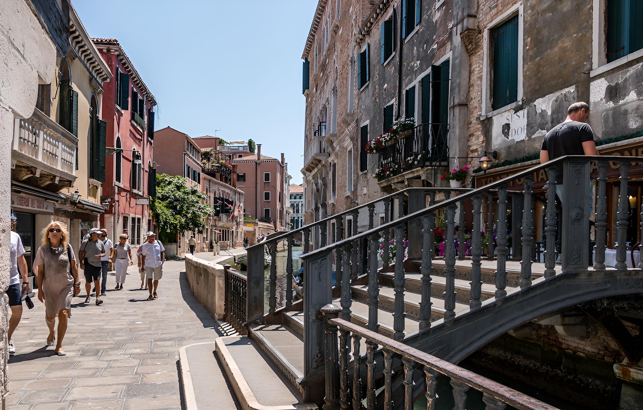 20 Windows on Venice