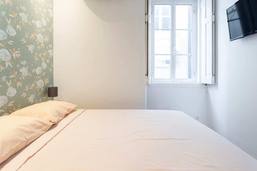 Bright 1 Bedroom Apartment in the Heart of Sunny Lisbon view 3