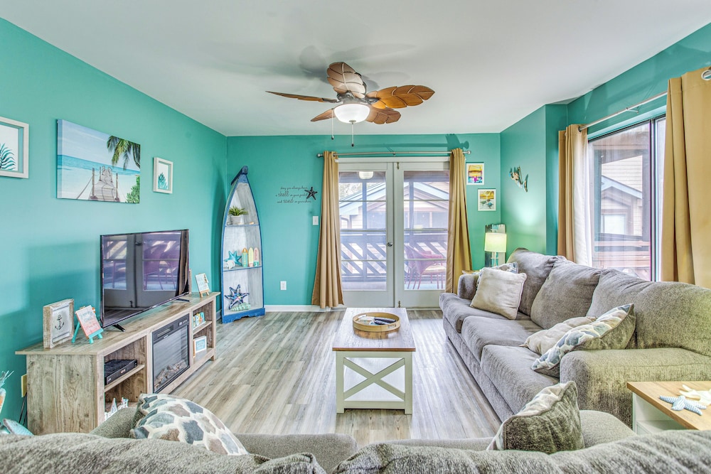 Walk to Ocean: Condo w/ 2 Pools in Myrtle Beach