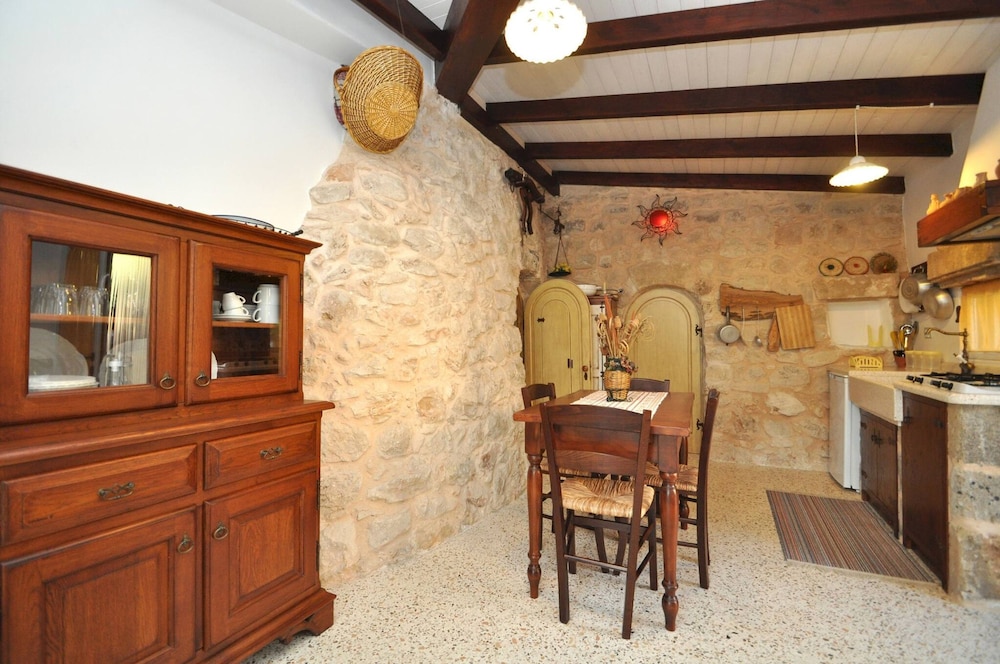 Trullo dei Beneficati a Pochi Metri dal Mare