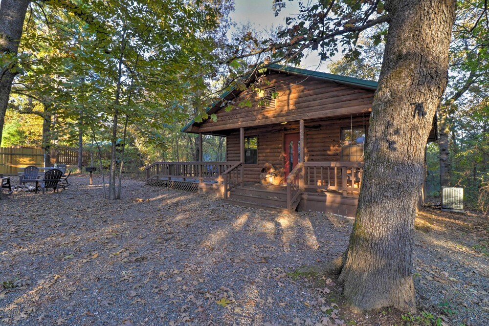 Cozy Broken Bow Cabin w/ Fire Pit, 4 Mi to Lake! view 5
