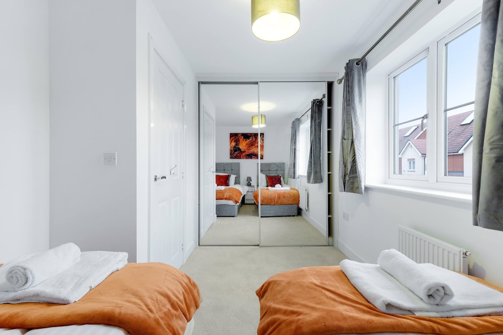 Luxury 3 bdrm Serviced House Leavesden view 5