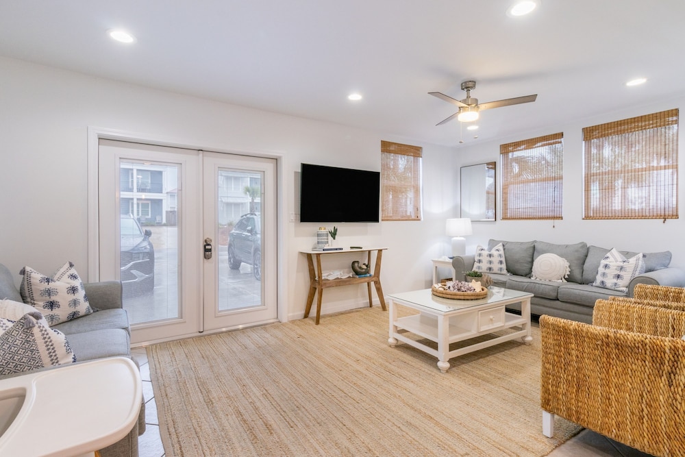 Destin Dolphin by Avantstay 2 Mins Walk To Beach w Pool Large Outdoor Entertaining Area