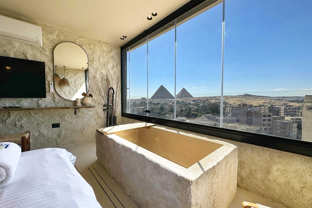 The 2 BDR Pyramids Vista w/ Bathtub