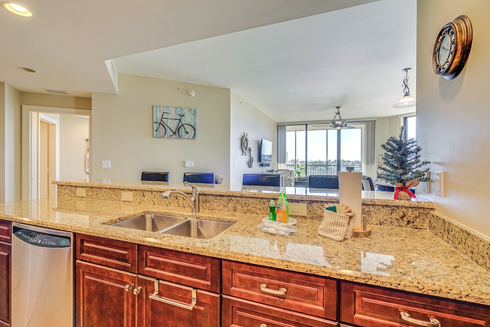 Walk to Marina + Restaurants: Cape Coral Escape!