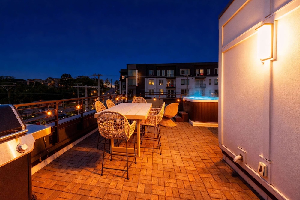 Luxe Group Stay With Hot Tub Rooftop Lounge