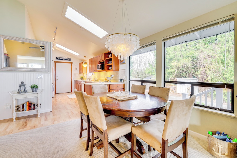 1/4 Mi to Beach: Family Home w/ Spacious Deck!