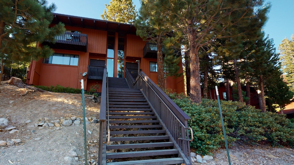 Mammoth West 116 Quaint And Cozy Condo Best location on Canyon Blvd by RedAwning