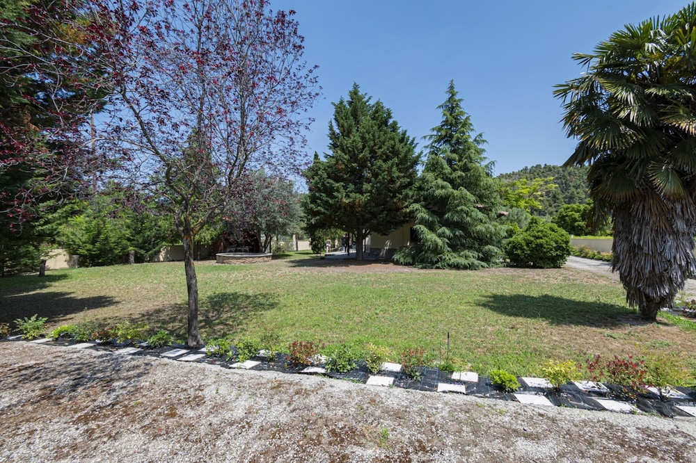 Linden House Left by Rentals Pro