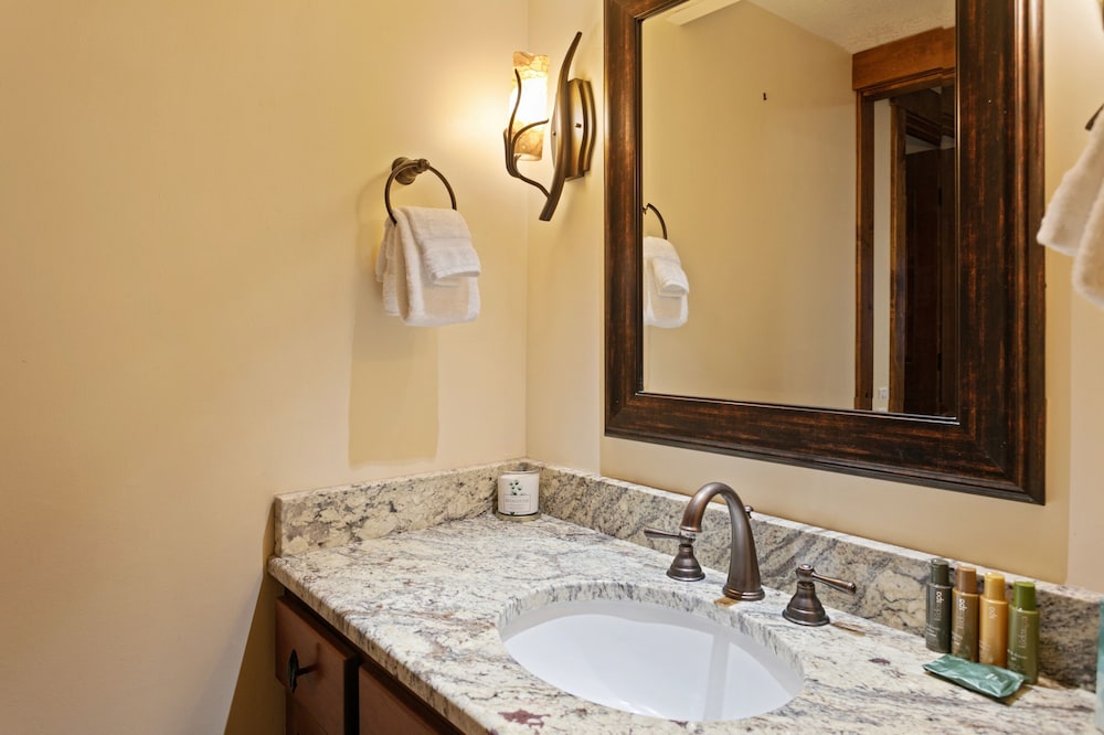 Ridgepoint - Three Bedroom with Spa #128 3 Condo