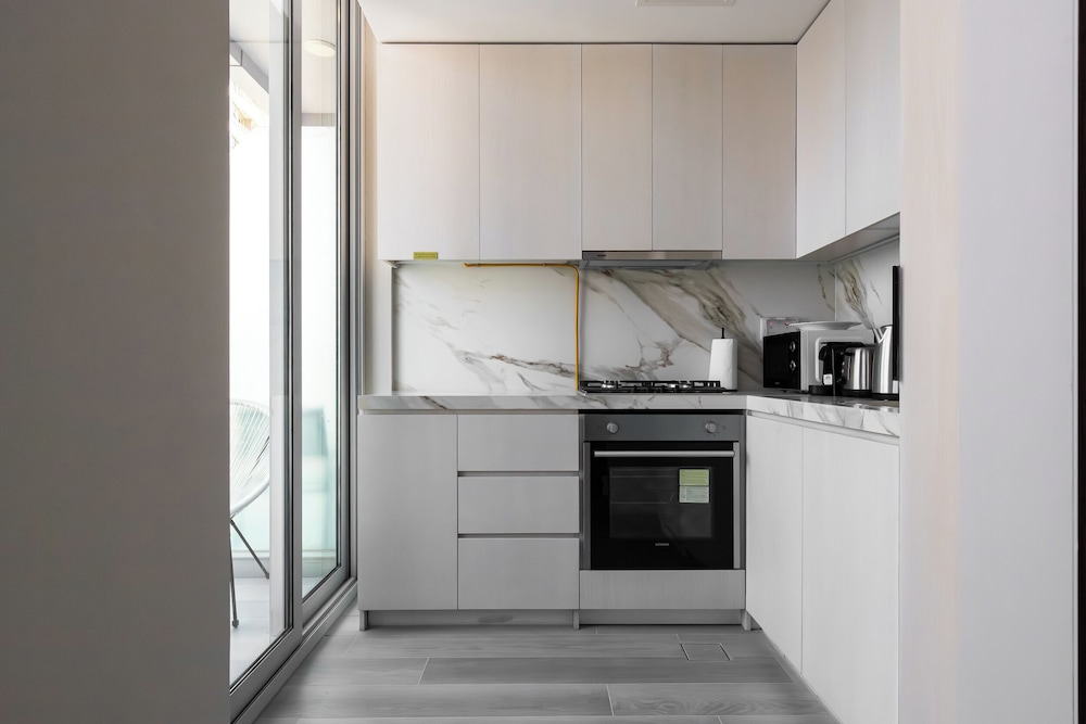 SIMPLY COMFORT  Bright Apartments Steps from Marina Walk