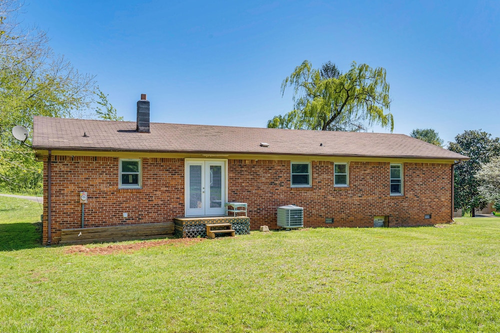 5 Mi to Chatuge Lake: Hayesville Hideaway!