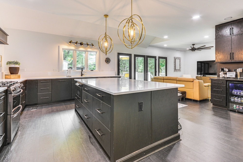 Walk to Uptwn Lexington: Modern Retreat w/ Porch!