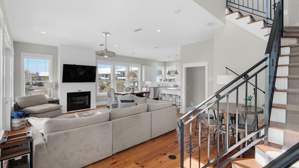 5BR Sleeps 14 in Seagrove Beach, Golf Cart, 6 Bikes, Pool + Free Attractions!