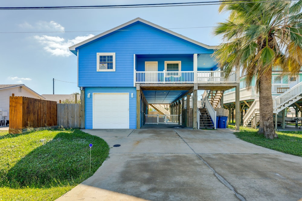 Private Pool & Furnished Deck: Port Aransas Home! view 3