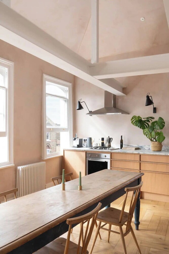 Rustic & Spacious 2BD Flat Near White City