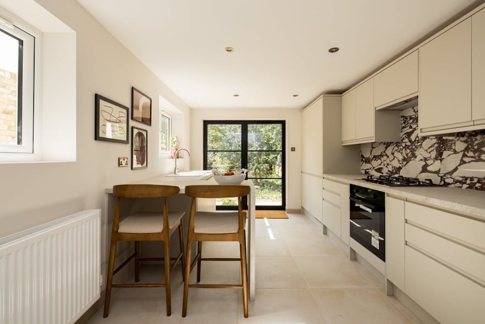 The Tyrwhitt Road Place - Lovely 2bdr Flat With Garden