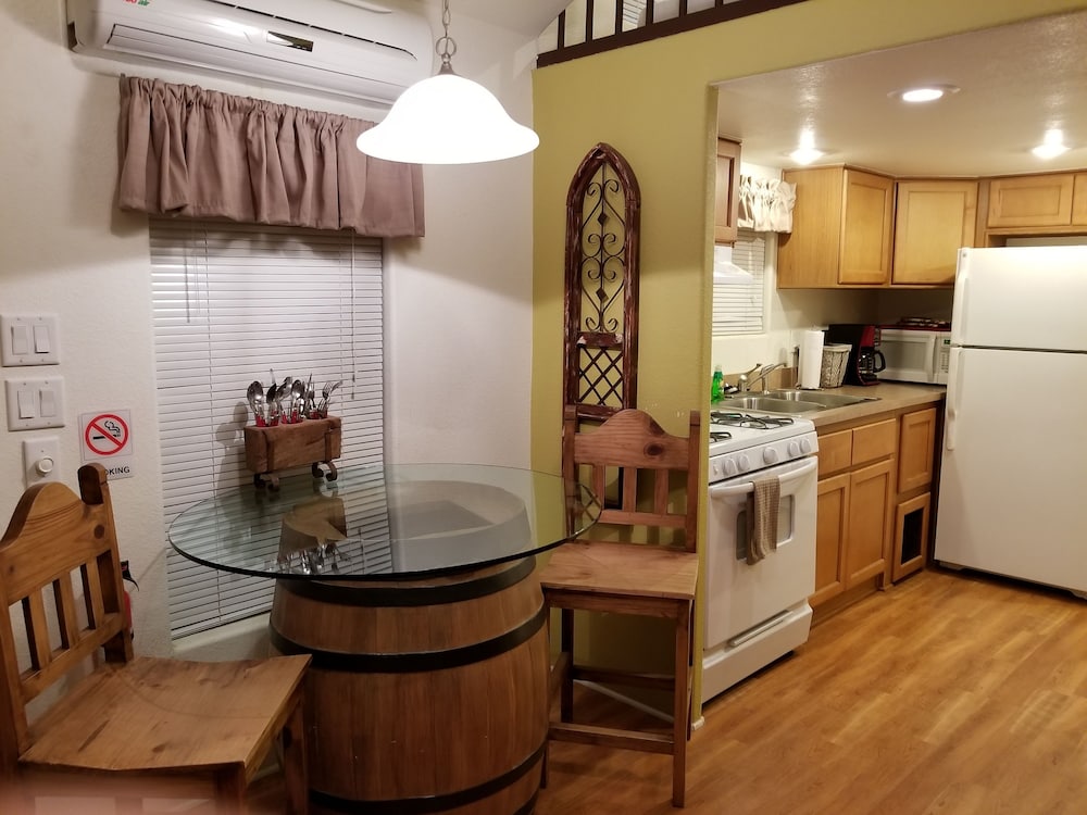Mendelbaum Winery Guest Cabins