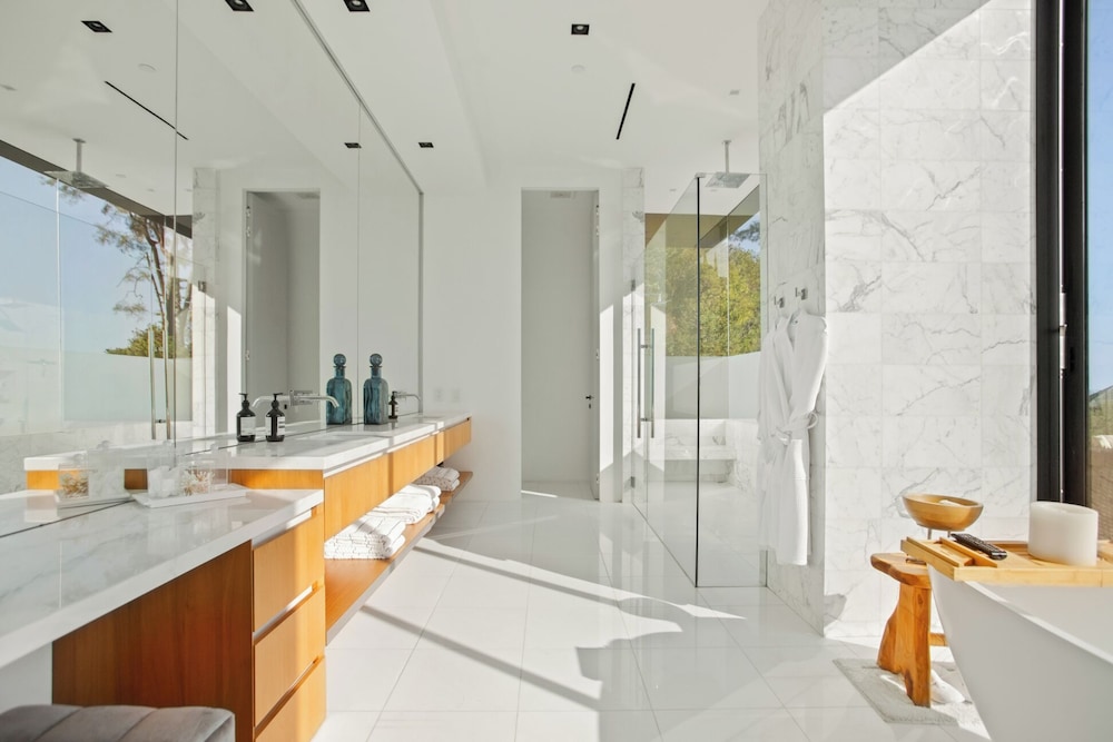 Belfast Estate - Mid-century Meets Modern - Luxe Poolside Villa