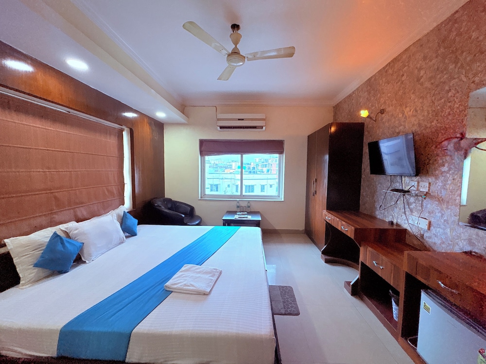 Hotel Park Prime with Swimming Pool