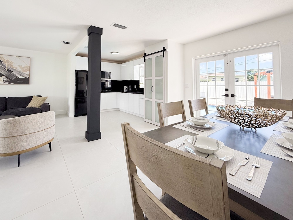NEW Luxury 5BR Villa Private Pool BBQ Game Room