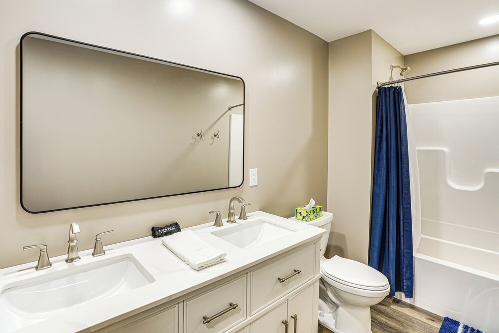 2 Mi to Lewis and Clark Lake: Spacious Getaway
