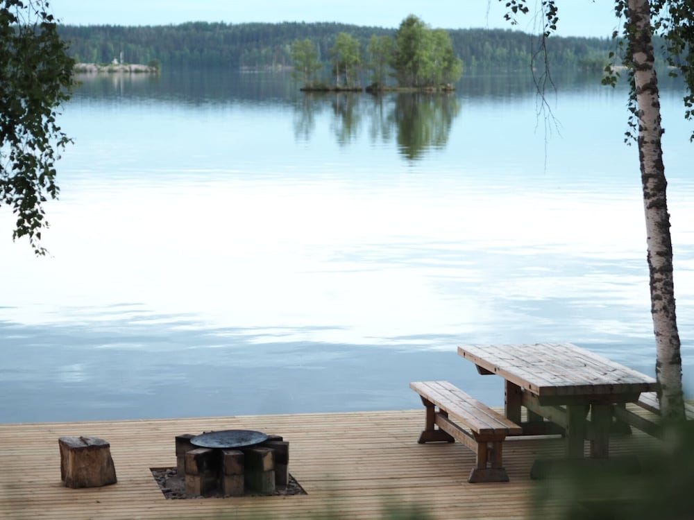 Cozy 4BR Lakeside Cottage with Sauna