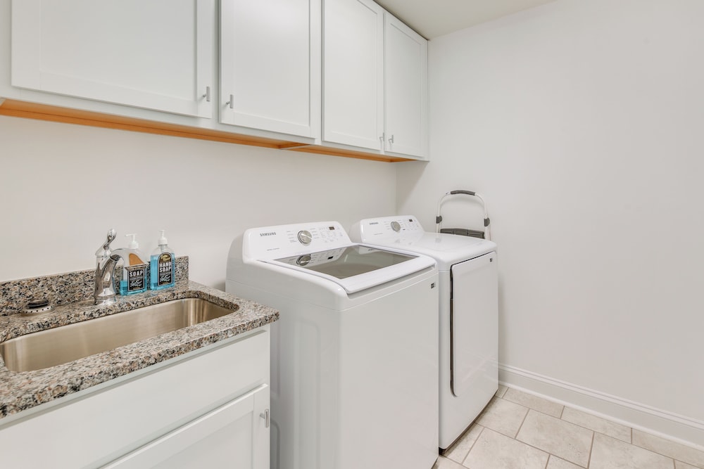 2 Mi to Historic Dtwn Belmont: Family Gem w/ Patio
