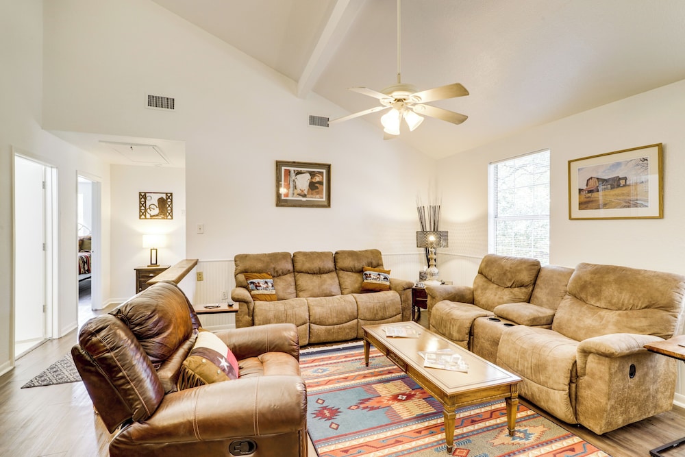 1 Mi to Downtown & Shopping: Quiet Brenham Home