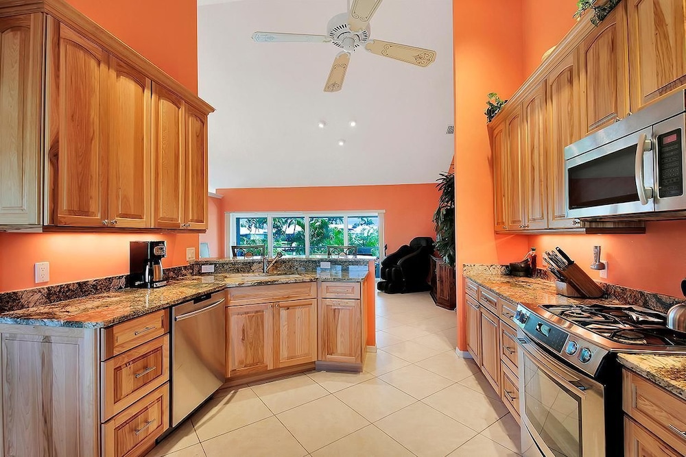WH1074 3 Bedroom Holiday Home by Marco Naples Vacation Homes