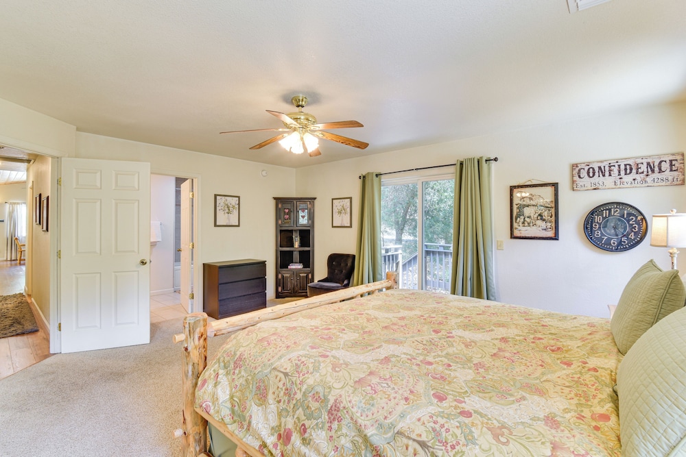 Gateway to Yosemite: Group-friendly Groveland Home