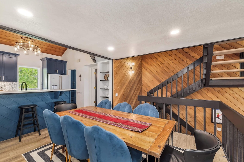 Ridgepoint Retreat Mountain Escape for 8 w/ Resort Amenities