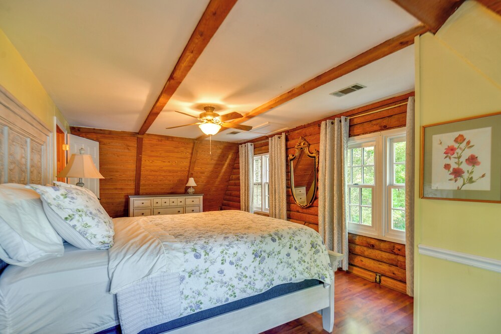 Waterfront Cabin on Lake Sinclair w/ Private Dock!