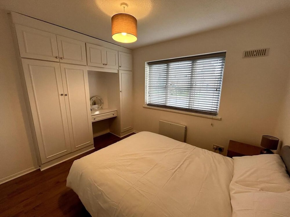 Essex 2 Bed Flat Near Station With Free Parking view 5