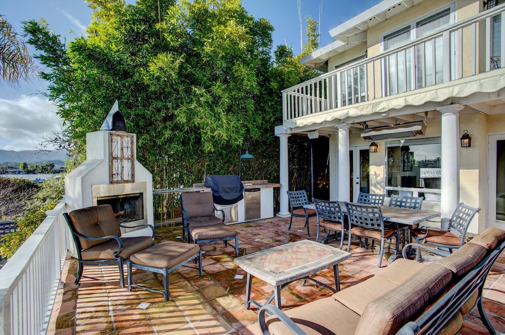 4 Br Waterfront , Private Beach 4 Bedroom Home by RedAwning