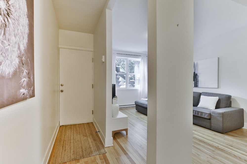Lovely 1BR - 5mins from Laurier Metro