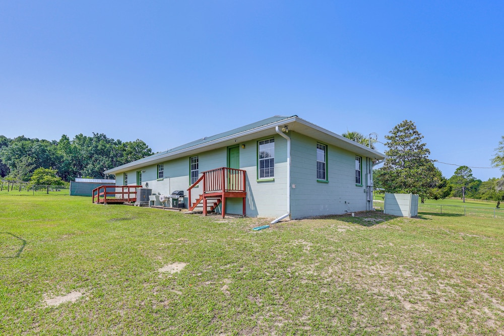 BBQ Ready: Hawthorne Home w/ Screened-in Patio