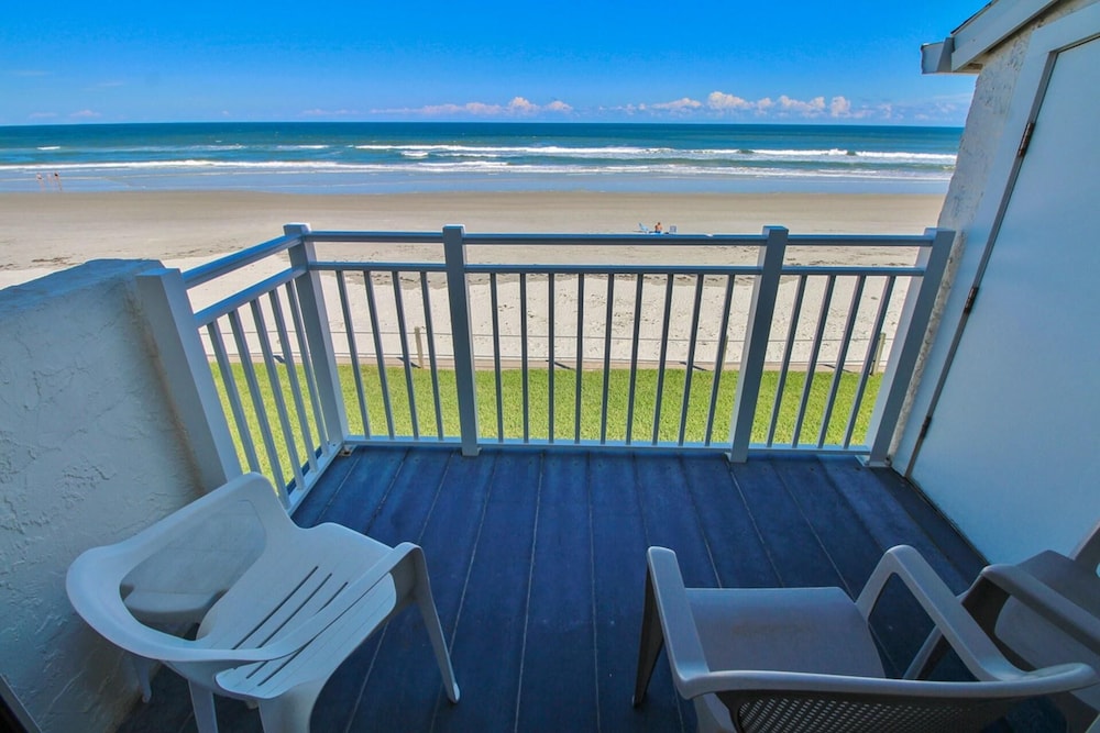 Colony Beach Club 225