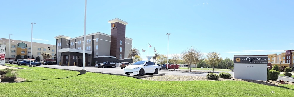 La Quinta Inn & Suites by Wyndham Gonzales LA