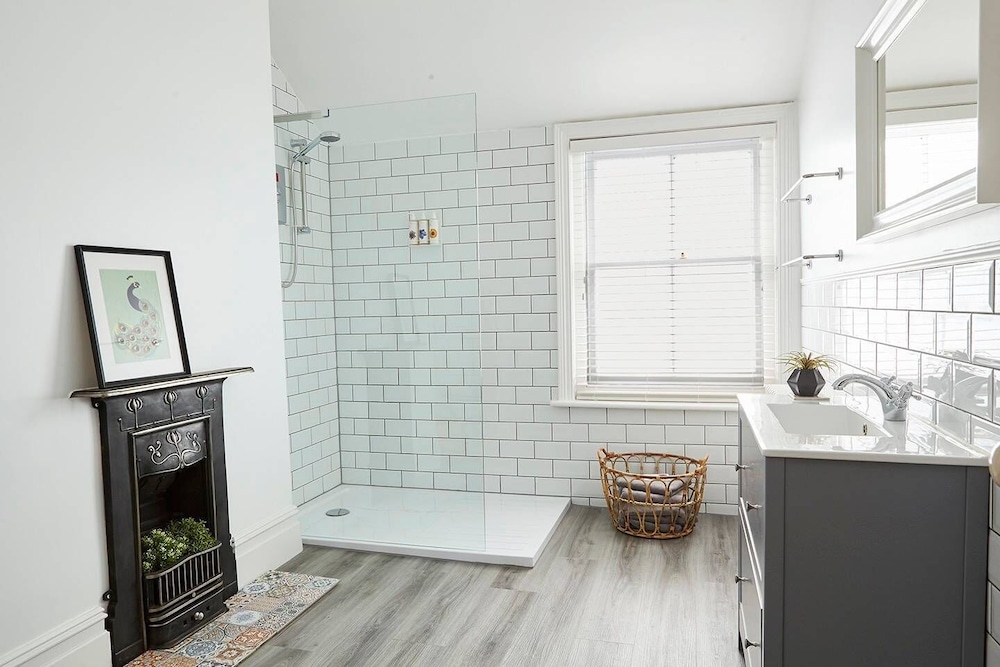Chic Top Floor Apartment in the Heart of Westbourne Arcade view 3