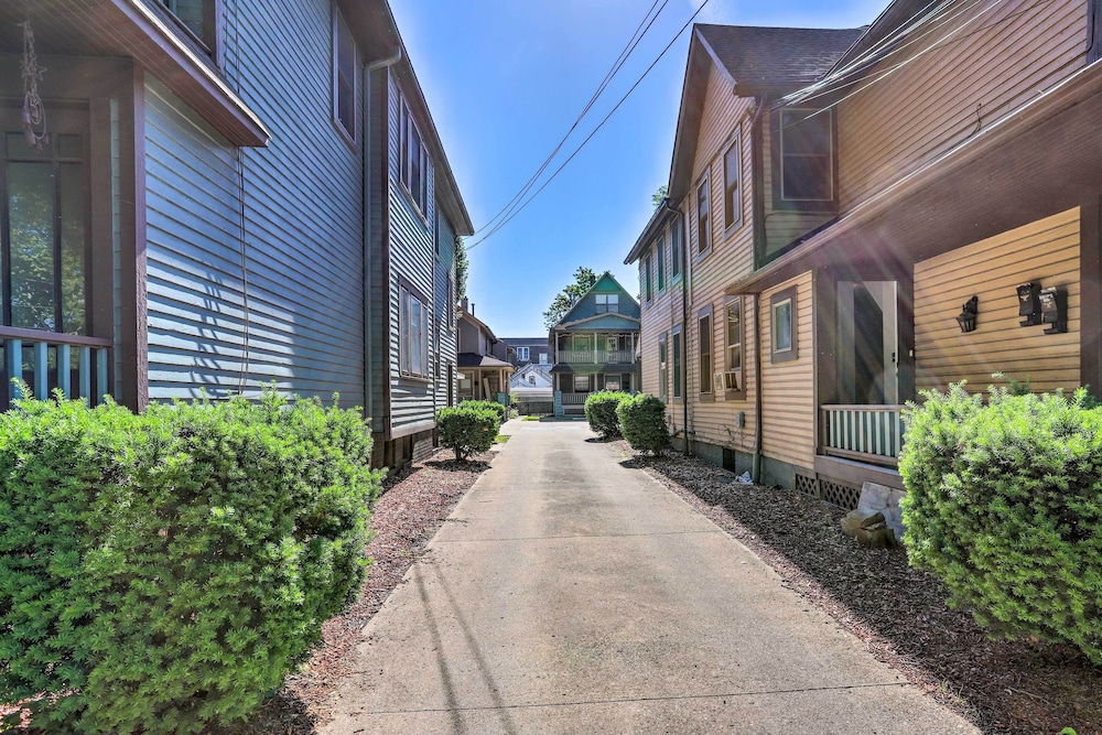 < 3 Mi to Dtwn: Cleveland Apt w/ Deck & Wet Bar view 5