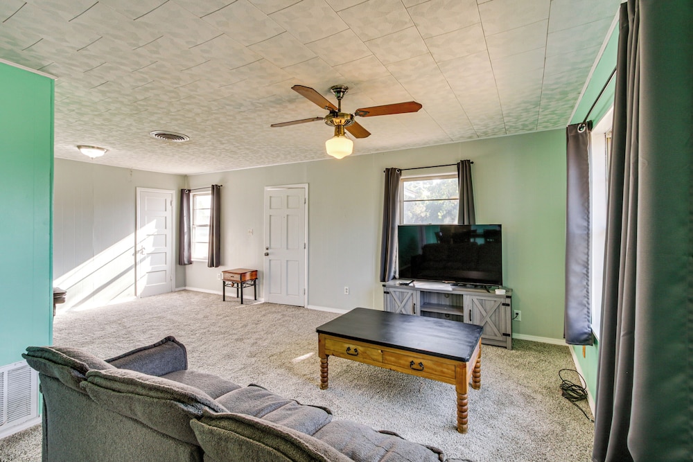 2 Mi to Phillips 66 Refinery: Home w/ Yard