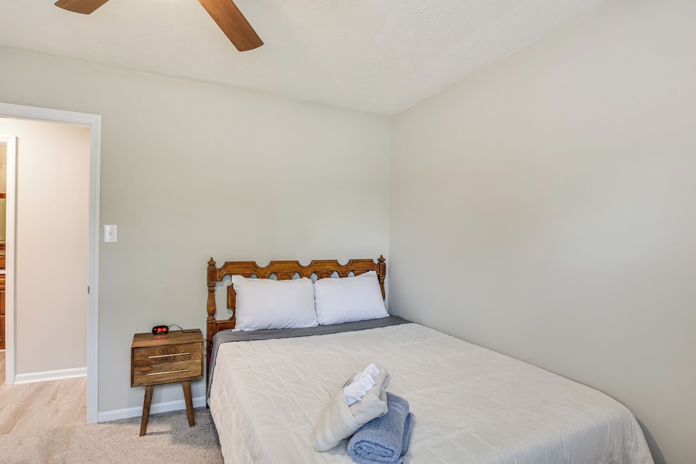 3 Mi to Dtwn Fayetteville: Home w/ Pool Table