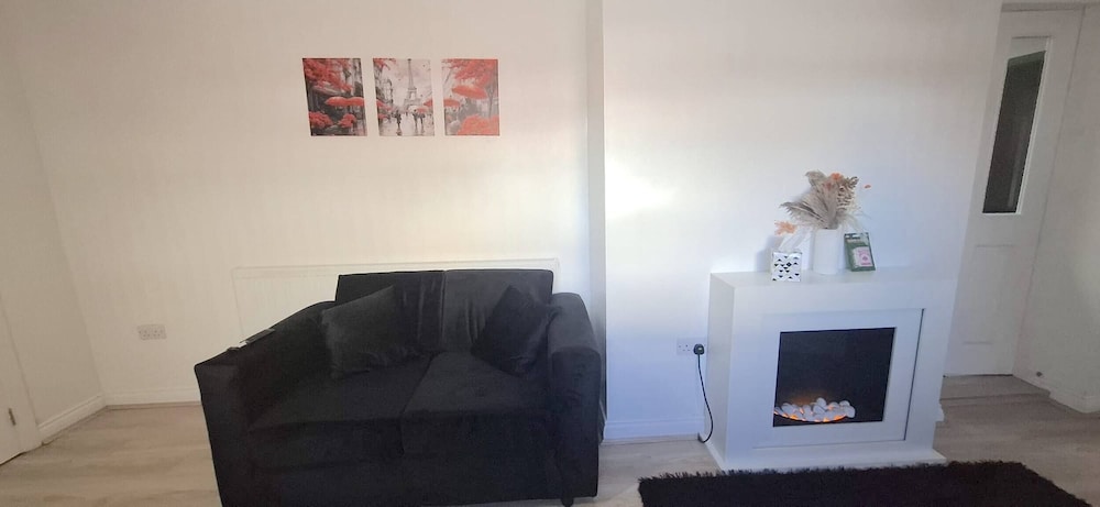 Spacious 3 Bed 2 Baths Free Wifi Central Location