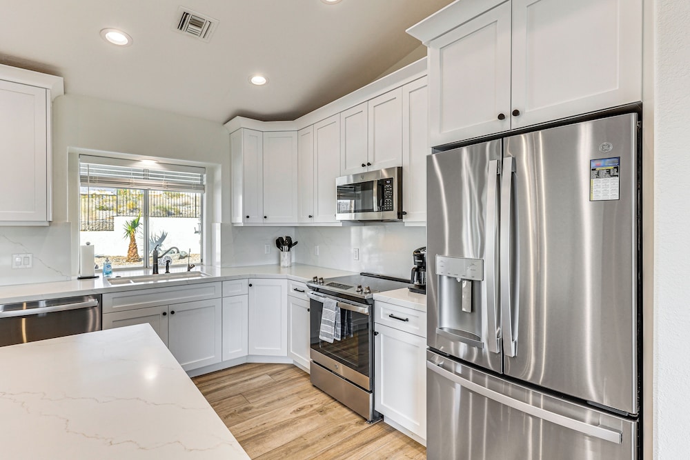 Fully Furnished Poolside Oasis 5 Mi to Lake Havasu